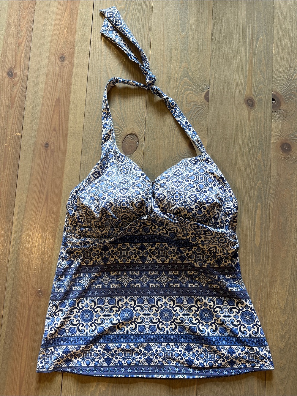 Land’s End white and blue geometric/floral tankini top with padded lining  10